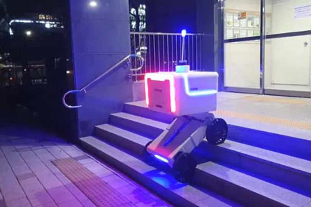 一款仅靠轮子爬楼梯的配送机器人