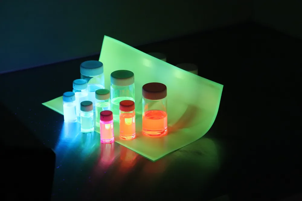 用于增强色彩和节能显示器的钙钛矿色彩转换膜